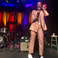 Usut punya usut, Kamala yang mundur dari pencalonan presiden AS 2020 utusan Partai Demokrat itu, memang hobi mengoleksi sneakers Chuck Taylor, salah satu seri klasik Converse. (Foto: Instagram/@kamalaharris)