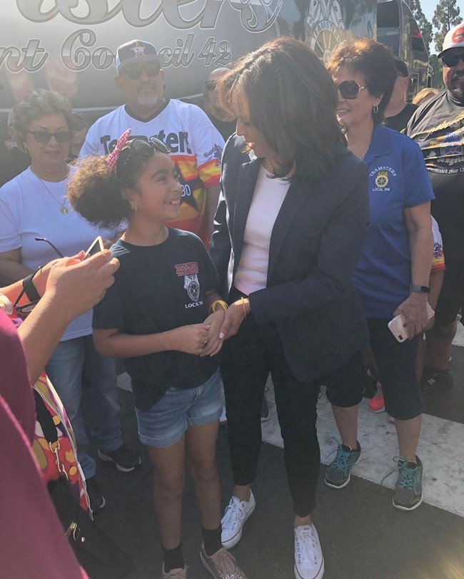 Dengan sneakers, istri Douglas Emhoff tersebut berdiplomasi. Entah itu saat berkampanye atau menyapa langsung para pendukungnya. (Foto: Instagram/@kamalaharris)