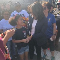 Dengan sneakers, istri Douglas Emhoff tersebut berdiplomasi. Entah itu saat berkampanye atau menyapa langsung para pendukungnya. (Foto: Instagram/@kamalaharris)
