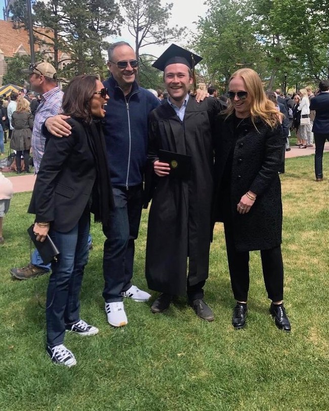 Saat acara wisuda anak tirinya pun, Kamala Harris tetap mengandalkan sneakers. (Foto: Instagram/@kamalaharris)