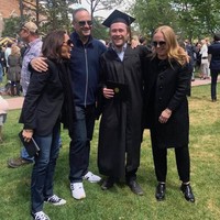 Saat acara wisuda anak tirinya pun, Kamala Harris tetap mengandalkan sneakers. (Foto: Instagram/@kamalaharris)