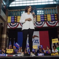 Sorotan tertuju pada Kamala Harris. Calon presiden AS Joe Biden baru saja meminang Kamala sebagai calon wakil untuk mendampinginya di pemilihan presiden AS akhir tahun ini. Berdarah India-Jamaika, ia pun menjadi perempuan sekaligus orang keturunan Afrika-Asia pertama yang maju sebagai calon wakil presiden AS. Semasa kariernya di dunia politik, perempuan 55 tahun itu suka bergaya kasual dengan sneakers. (Foto: Instagram/@kamalaharris)