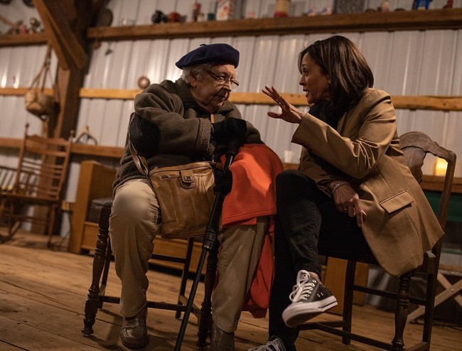 Tentang koleksi sneakers-nya, Kamala mengatakan: Saya punya hampir semua sneakers Chuck Taylor. Dari yang berbahan kulit, warna putih, versi yang tak bertali, lalu yang cocok dipakai untuk cuaca panas atau dingin, atau model datar yang cocok dengan setelanku, ungkap Kamala. (Foto: Instagram/@kamalaharris)