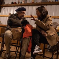 Tentang koleksi sneakers-nya, Kamala mengatakan: Saya punya hampir semua sneakers Chuck Taylor. Dari yang berbahan kulit, warna putih, versi yang tak bertali, lalu yang cocok dipakai untuk cuaca panas atau dingin, atau model datar yang cocok dengan setelanku, ungkap Kamala. (Foto: Instagram/@kamalaharris)