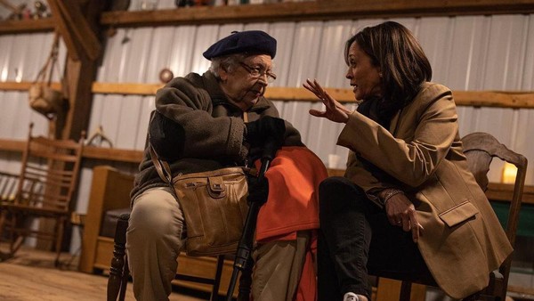 Foto: Diplomasi Sneakers Ala Kamala Harris, Sang Calon Wapres AS
