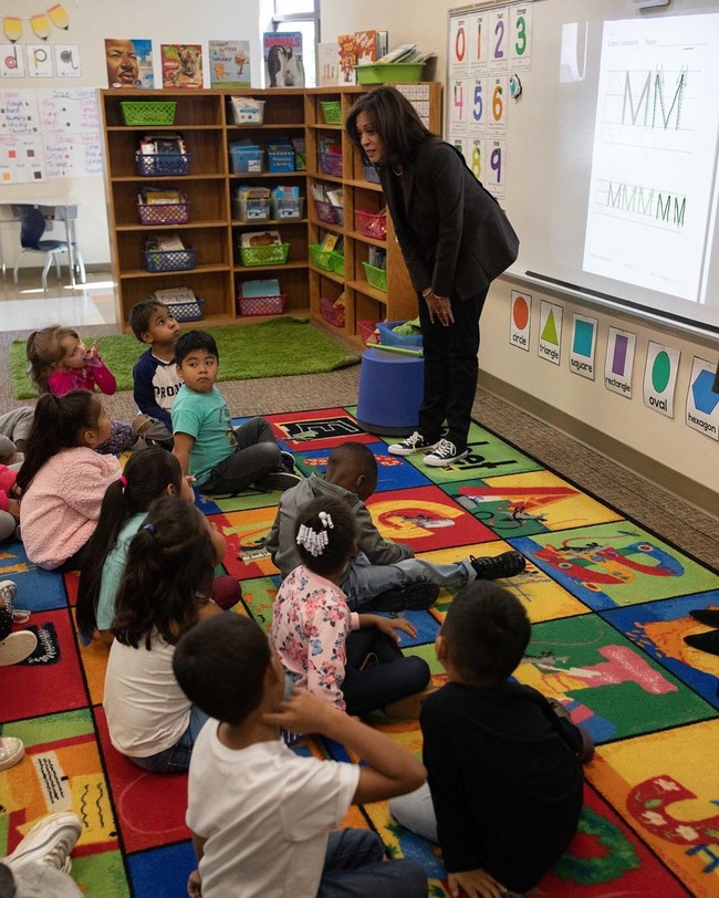 Dari sekian banyak merek sneakers, senator yang pernah menjadi Jaksa Agung California itu ternyata doyan memakai sepatu keluaran Converse. Aku suka mengejar pesawat di bandara dengan sneakers Converse, kata Kamala Harris kepada The Cut. (Foto: Instagram/@kamalaharris)