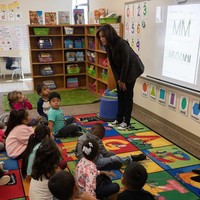 Dari sekian banyak merek sneakers, senator yang pernah menjadi Jaksa Agung California itu ternyata doyan memakai sepatu keluaran Converse. Aku suka mengejar pesawat di bandara dengan sneakers Converse, kata Kamala Harris kepada The Cut. (Foto: Instagram/@kamalaharris)