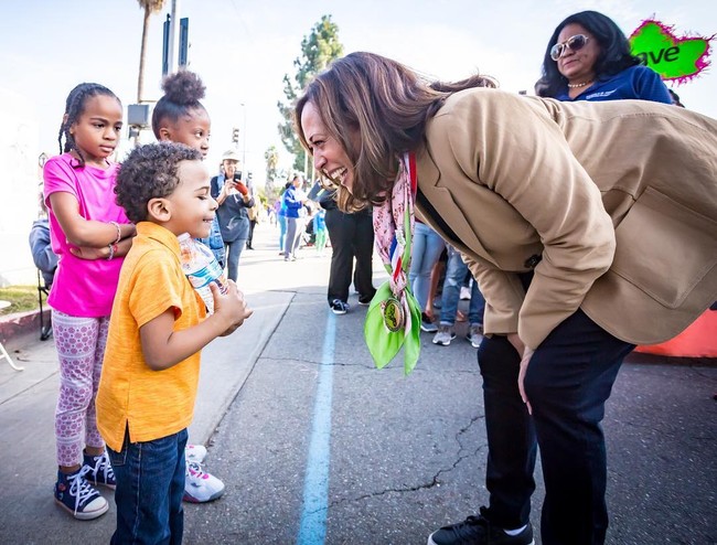Sneakers seolah menjadi cara Kamala Harris untuk melakukan pendekatan dengan anak-anak muda. Para pemilih muda memang mendapat perhatian khusus dari alumnus Howard University tersebut. (Foto: Instagram/@kamalaharris)