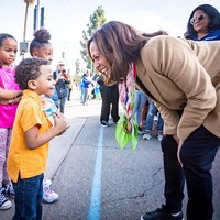 Sneakers seolah menjadi cara Kamala Harris untuk melakukan pendekatan dengan anak-anak muda. Para pemilih muda memang mendapat perhatian khusus dari alumnus Howard University tersebut. (Foto: Instagram/@kamalaharris)