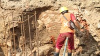 Walau sering luput, tapi Bekasi sarat akan tempat bersejarah. Yang terbaru, ditemukan bata bangunan bersejarah di Stasiun Bekasi (@bangpepen03/Instagram)
