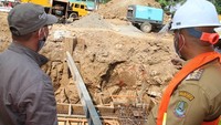 Informasi itu disampaikan langsung oleh Wali Kota Bekasi, Rachmat Effendi atau akrab disapa bang Pepen dalam laman Instagram pribadinya pada hari Senin kemarin (10/8). Penemuan itu terjadi tak disengaja (@bangpepen03/Instagram)