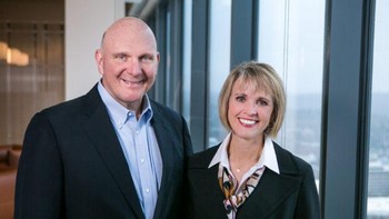 Steve Ballmer lama menjadi CEO Microsoft dan saat ini kekayaannya menurut Forbes di kisaran USD 71,2 miliar atau Rp 1.054 triliun. Ia menikah dengan Connie Snyder pada tahun 1990. Foto: istimewa