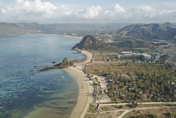 Sejumlah wisatawan berada di pantai Seger di Kawasan Ekonomi Khusus Mandalika di Kuta, Kecamatan Pujut, Praya, Lombok Tengah, NTB, Rabu (12/8/2020). Dalam rangka pemulihan ekonomi nasional pada Kuartal III 2020 pemerintah akan menggelontorkan paket stimulus untuk pariwisata dalam bentuk diskon tiket pesawat ke destinasi wisata serta insentif pajak hotel atau restoran dengan alokasi anggaran hingga Rp25 triliun. ANTARA FOTO/Ahmad Subaidi/aww.