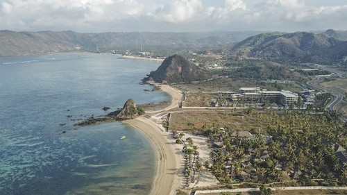 Sejumlah wisatawan berada di pantai Seger di Kawasan Ekonomi Khusus Mandalika di Kuta, Kecamatan Pujut, Praya, Lombok Tengah, NTB, Rabu (12/8/2020). Dalam rangka pemulihan ekonomi nasional pada Kuartal III 2020 pemerintah akan menggelontorkan paket stimulus untuk pariwisata dalam bentuk diskon tiket pesawat ke destinasi wisata serta insentif pajak hotel atau restoran dengan alokasi anggaran hingga Rp25 triliun. ANTARA FOTO/Ahmad Subaidi/aww.
