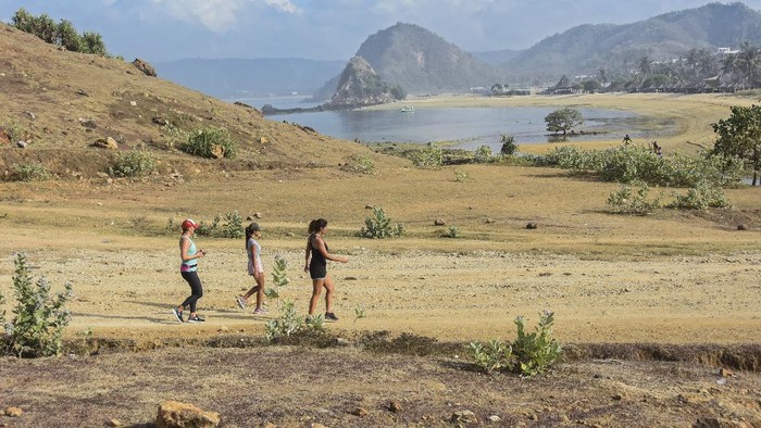 Sejumlah wisatawan berada di pantai Seger di Kawasan Ekonomi Khusus Mandalika di Kuta, Kecamatan Pujut, Praya, Lombok Tengah, NTB, Rabu (12/8/2020). Dalam rangka pemulihan ekonomi nasional pada Kuartal III 2020 pemerintah akan menggelontorkan paket stimulus untuk pariwisata dalam bentuk diskon tiket pesawat ke destinasi wisata serta insentif pajak hotel atau restoran dengan alokasi anggaran hingga Rp25 triliun. ANTARA FOTO/Ahmad Subaidi/aww.
