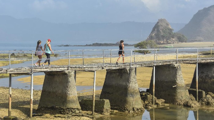 STIMULUS SEKTOR PARIWISATA Sejumlah wisatawan berada di pantai Seger di Kawasan Ekonomi Khusus Mandalika di Kuta, Kecamatan Pujut, Praya, Lombok Tengah, NTB, Rabu (12/8/2020). Dalam rangka pemulihan ekonomi nasional pada Kuartal III 2020 pemerintah akan menggelontorkan paket stimulus untuk pariwisata dalam bentuk diskon tiket pesawat ke destinasi wisata serta insentif pajak hotel atau restoran dengan alokasi anggaran hingga Rp25 triliun. ANTARA FOTO/Ahmad Subaidi/aww.