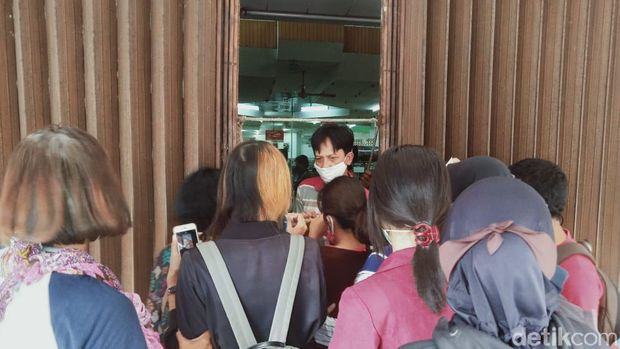 Suasana antrean di toserba Klaten tanpa jaga jarak