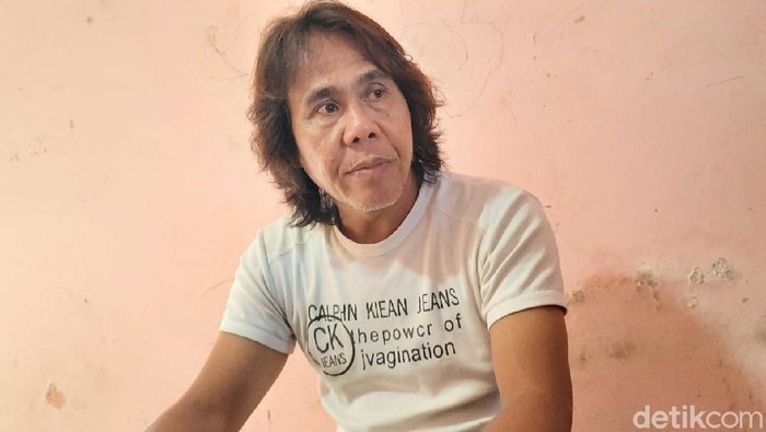 Sugeng Kusharyanto, orang tua Henry Jovinski staf KPU KPU Yahukimo, saat ditemui di rumah duka, Godean, Sleman, Rabu (12/8/2020).