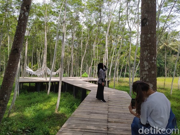 Saat pandemi ini ada pembatasan jumlah pengunjung dan menerapkan protokol kesehatan yang harus dipatuhi pengunjung. Saat pandemi ini ada pembatasan jumlah pengunjung dan menerapkan protokol kesehatan yang harus dipatuhi pengunjung.