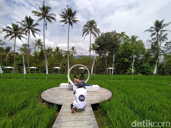 Alasan dipilihnya nama SvargaBumi, pengelola menginginkan agar lokasi ini menjadi tempat yang indah selayaknya svarga. Selain itu, pengelola tetap mengedepankan dengan konsep alam dan yang menjadi daya tarik utama Candi Borobudur. Untuk itu, SvargaBumi bisa menjadi alternatif wisata. Alasan dipilihnya nama SvargaBumi, pengelola menginginkan agar lokasi ini menjadi tempat yang indah selayaknya svarga. Selain itu, pengelola tetap mengedepankan dengan konsep alam dan yang menjadi daya tarik utama Candi Borobudur. Untuk itu, SvargaBumi bisa menjadi alternatif wisata.