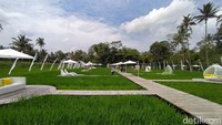 Di lokasi ini menyediakan 20 sampai 22 spot untuk para wisatawan berfoto.  