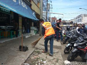 Tak Pakai Masker, Warga di Cimahi Dihukum Bersih-bersih Jalan