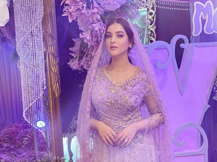 Tak hanya dekorasi ruangannya saja, pakaian yang dikenakan Tasya dan buah hatinya, beserta keluarga dan kerabat yang hadir juga bernuansa ungu. (Foto: Instagram @tasyafarasya)