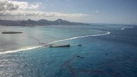 Akibat peristiwa itu, tumpahan minyak dalam jumlah besar mencemari laut Mauritius. Gwendoline Defente/EMAE via AP.