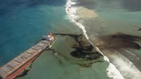 Kapal MV Wakashio milik Jepang menabrak terumbu karang di lepas pantai tenggara Mauritius, dekat Pointe dEsny, tepatnya pada 25 Juli. Lambung kapal retak dan menumpahkan muatannya. Gwendoline Defente/EMAE via AP.