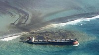 Tampak kapal MV Wakashio berada dalam posisi miring di perairan Mauritius. Foto diambil 7 Agustus lalu. Eric Villars via AP.