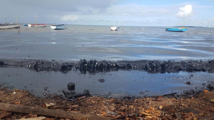 Tumpahan Minyak Ancam Kehidupan di Mauritius This photo provided by the Mauritian Wildlife Foundation Ministry shows oil leaking from the MV Wakashio, a bulk carrier ship that recently ran aground off the southeast coast of Mauritius, Monday Aug. 10, 2020. The Indian Ocean island of Mauritius has declared a