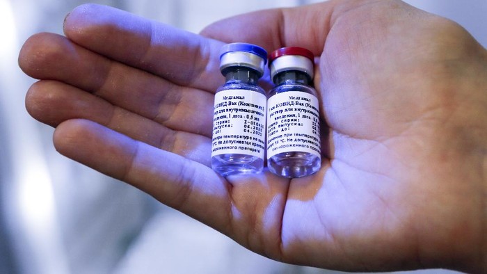 Vaksin Corona Rusia In this handout photo taken on Thursday, Aug. 6, 2020, and provided by Russian Direct Investment Fund, a new vaccine is on display at the Nikolai Gamaleya National Center of Epidemiology and Microbiology in Moscow, Russia. Russia on Tuesday, Aug. 11 became the first country to approve a coronavirus vaccine for use in tens of thousands of its citizens despite international skepticism about injections that have not completed clinical trials and were studied in only dozens of people for less than two months. (Alexander Zemlianichenko Jr/ Russian Direct Investment Fund via AP)