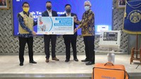 Direktur PT ABB Power Grids Indonesia Dodon Ramlie bersama dengan Dekan Fakultas Teknik Universitas Indonesia Dr. Hendri DS Budiono, Ketua Relawan Satgas Covid-19 Andre Rahardian, dan Presiden Direktur PT. ABB Sakti Industri Michael Hose, secara simbolis menyerahkan donasi Ventilator UI Covent-20 di Kampus UI, Depok.
