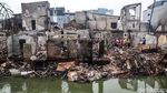 Warga Mengais Sisa-sisa Kebakaran di Duri Utara Tambora