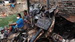 Warga Mengais Sisa-sisa Kebakaran di Duri Utara Tambora