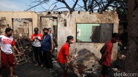 Setelah api padam, warga kembali mendatangi rumahnya untuk mengumpulkan barang yang dapat diselamatkan.