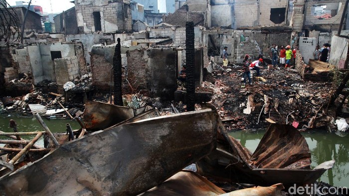 Warga beraktivitas di puing-puing rumah yang terbakar di kawasan padat penduduk di Duri Utara, Tambora, Jakarta Barat, Rabu (12/8/2020).