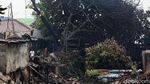 Warga Mengais Sisa-sisa Kebakaran di Duri Utara Tambora