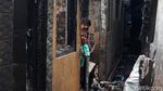 Warga Mengais Sisa-sisa Kebakaran di Duri Utara Tambora
