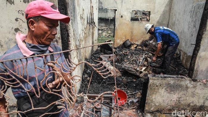 Warga Duri Utara Tambora Mengais Sisa-sisa Kebakaran Warga beraktivitas di puing-puing rumah yang terbakar di kawasan padat penduduk di Duri Utara, Tambora, Jakarta Barat, Rabu (12/8/2020).