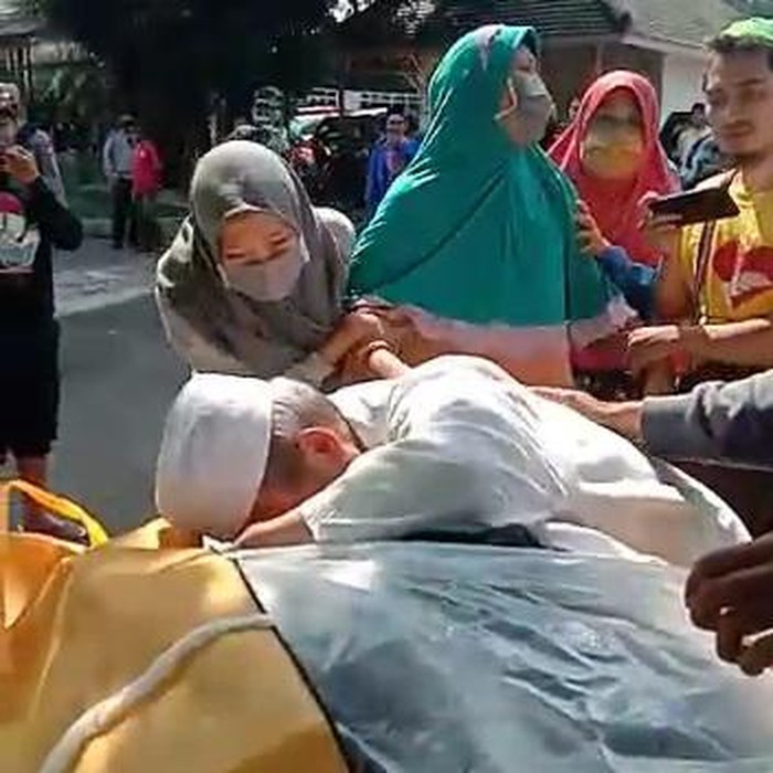 Beredar video warga Malang memaksa memulangkan jenazah pasien terpapar COVID-19. Dalam video berdurasi 2 menit 42 detik itu tampak seorang warga membuka paksa keranda berisi jenazah.