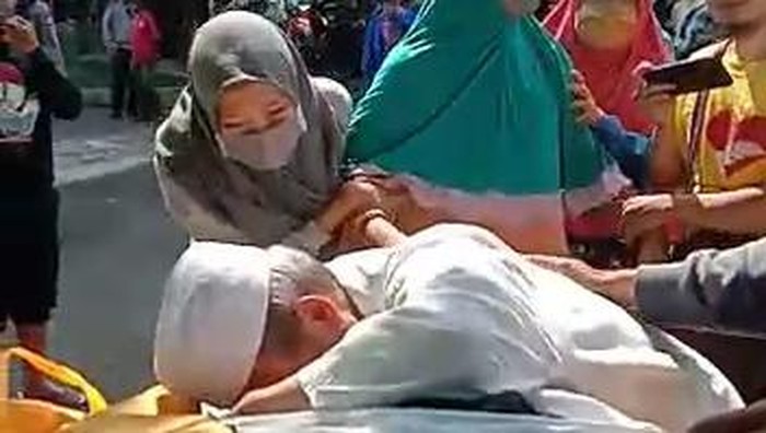 Warga Kota Malang Cium Jenazah Pasien Probable COVID-19 Beredar video warga Malang memaksa memulangkan jenazah pasien terpapar COVID-19. Dalam video berdurasi 2 menit 42 detik itu tampak seorang warga membuka paksa keranda berisi jenazah.