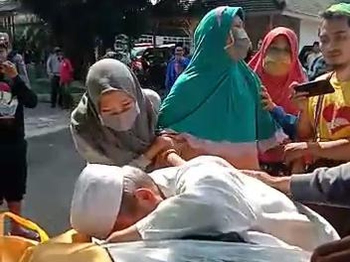 Beredar video warga Malang memaksa memulangkan jenazah pasien terpapar COVID-19. Dalam video berdurasi 2 menit 42 detik itu tampak seorang warga membuka paksa keranda berisi jenazah.