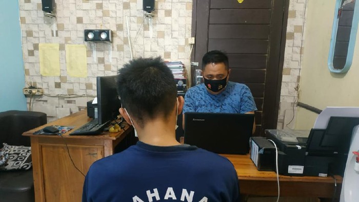 Acek saat diperiksa polisi.