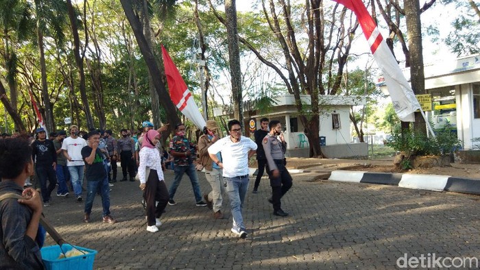 Andi Baso Ryadi Mappasulle ditemui pihak Pemprov Sulsel untuk membahas tuntutan pemindahan makam istri ke permakaman keluarga (Hermawan Mappiwali/detikcom)