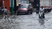 Menurut pengakuan warga, jalan raya dan perumahan di wilayah tersebut selalu terendam banjir walau intensitas hujan ringan akibat sistem drainase yang buruk dan berkurangnya resapan air dampak pembangunan di wilayah Bekasi.
