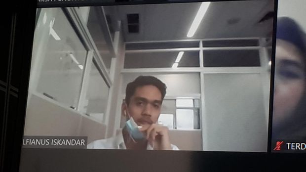 Brigadir AM mengikuti sidang kasus tewasnya mahasiswa Universitas Halu Oleo bernama Randi. Kamis (13/8/2020).
