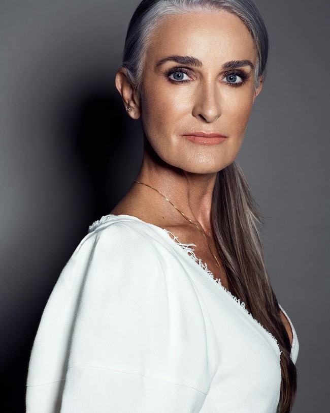 Sebelum jadi model di usia 54 tahun, Caroline dan keluarganya tidak punya rumah di Dubai. Ia pun bekerja serabutan dengan menjaga anjing dan rumah. Keadaannya pun terpuruk karena depresi, utang hingga kehilangan teman-temannya. Foto: Instagram @carolinelabouchere