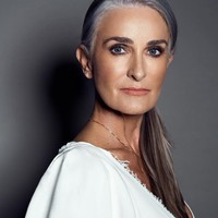 Sebelum jadi model di usia 54 tahun, Caroline dan keluarganya tidak punya rumah di Dubai. Ia pun bekerja serabutan dengan menjaga anjing dan rumah. Keadaannya pun terpuruk karena depresi, utang hingga kehilangan teman-temannya. Foto: Instagram @carolinelabouchere