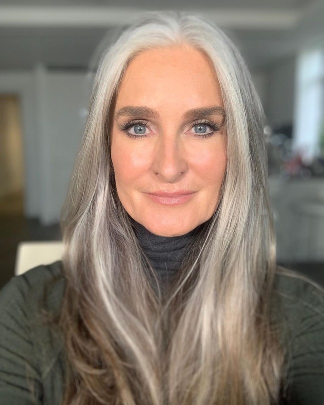 Wanita 56 tahun ini pun sudah lama membiarkan rambutnya memutih. Ia mengaku lelah dengan tekanan lingkungan yang seolah menuntut wanita tidak menua secara natural. Foto: Instagram @carolinelabouchere